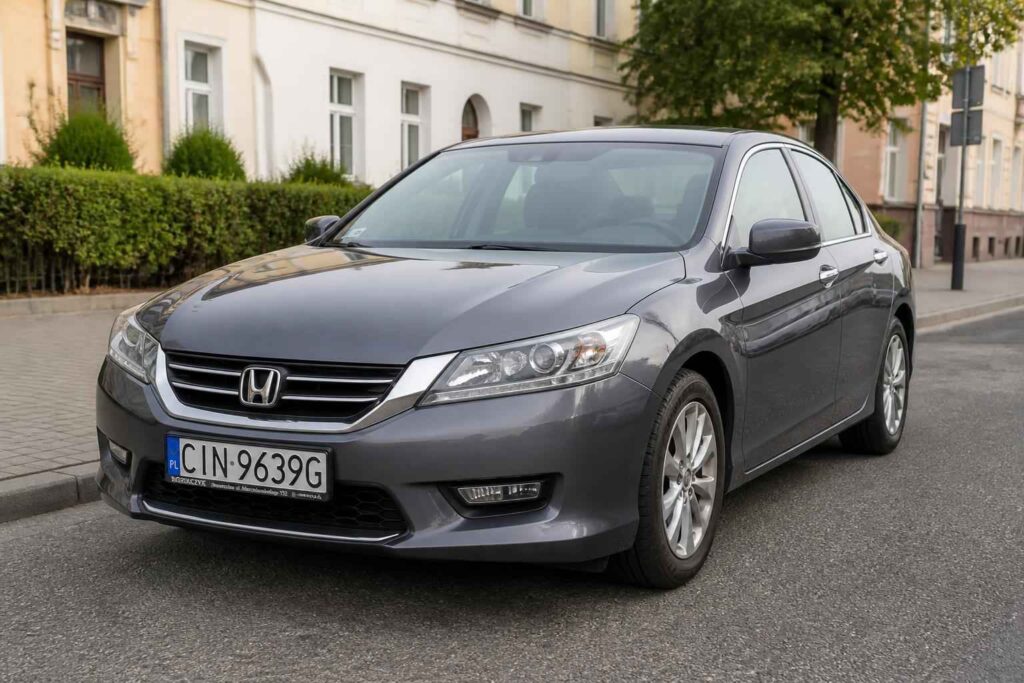 Grafitowa Honda Accord na miejskiej ulicy Grafitowa Honda Accord zaparkowana przed kamienicą przy miejskiej ulicy