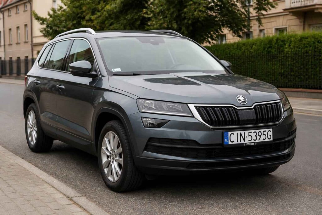 Szara Škoda Kodiaq zaparkowana przy krawężniku na miejskiej ulicy