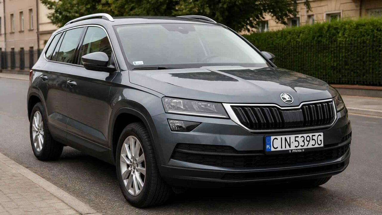 Szara Škoda Kodiaq zaparkowana przy krawężniku na miejskiej ulicy