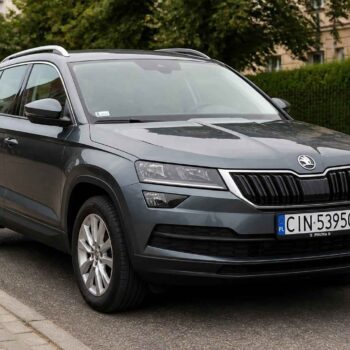 Szara Škoda Kodiaq zaparkowana przy krawężniku na miejskiej ulicy