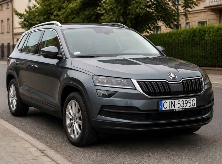 Szara Škoda Kodiaq zaparkowana przy krawężniku na miejskiej ulicy